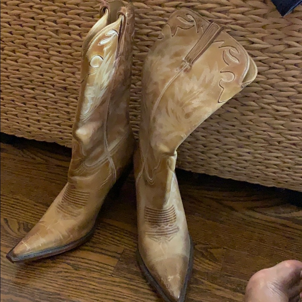 Cowboy boots comfortable. Good condition.